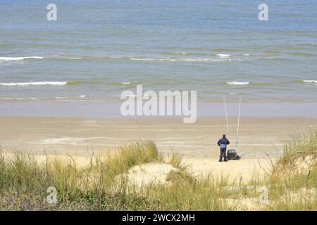 Frankreich, Nord, Umgebung von Dünkirchen, Zuydcoote, Fischer am Strand am Rande der Nordsee Stockfoto