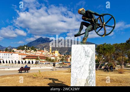 Frankreich, Alpes Maritimes, Cote d'Azur, Menton, die Altstadt, die von der Basilika Saint Michel Archange mit einer Skulptur von Ulysses von Anna Chromy dominiert wird Stockfoto