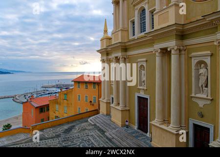 Frankreich, Alpes Maritimes, Cote d'Azur, Menton, die Altstadt, die von der Basilika Saint Michel Archange dominiert wird Stockfoto