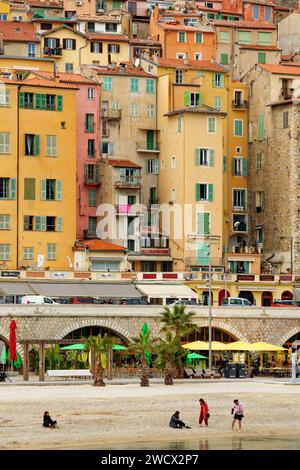 Frankreich, Alpes Maritimes, Cote d'Azur, Menton, dem Strand und der Altstadt Stockfoto