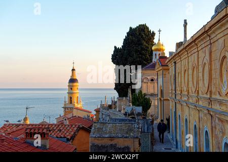 Frankreich, Alpes Maritimes, Cote d'Azur, Menton, Altstadt, der Alte Burgfriedhof, Meeresfriedhof, orthodoxe Kapelle, die 1884 von Graf-Protasov Bechmetieff erbaut wurde, im Hintergrund die Basilika St. Michael Stockfoto