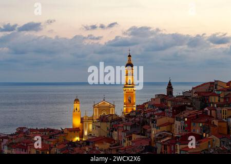 Frankreich, Alpes Maritimes, Cote d'Azur, Menton, die Altstadt, die von der Basilika Saint Michel Archange dominiert wird Stockfoto