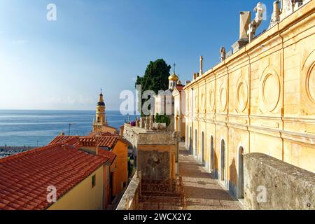 Frankreich, Alpes Maritimes, Cote d'Azur, Menton, Altstadt, der Alte Burgfriedhof, Meeresfriedhof, orthodoxe Kapelle, die 1884 von Graf-Protasov Bechmetieff erbaut wurde, im Hintergrund die Basilika St. Michael Stockfoto