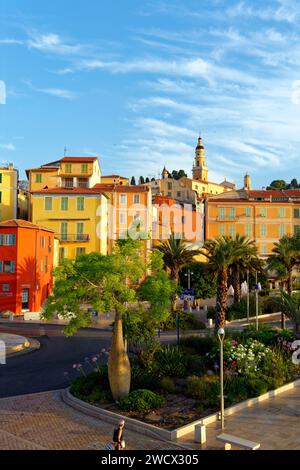 Frankreich, Alpes Maritimes, Cote d'Azur, Menton, Altstadt, die von der Basilika Saint Michel Archange dominiert wird Place Fontana (Fontana-Platz) Stockfoto