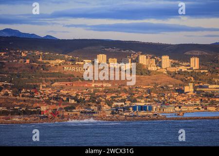 Frankreich, Bouches du Rhone, Marseille, 15. Arrondissement, Bezirk Saint Andre, riesige Buchstaben MARSEILLE, Viertel La Viste im Hintergrund, Blick von Le Rove auf die Cote Bleue Stockfoto