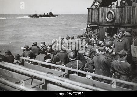 Frankreich, Nord, Dünkirchen, 10. Mai 1940 Evakuierung der Infanterie-Truppen auf dem Kanalschiff Newhaven in Begleitung eines französischen Zerstörers während der Operation Dynamo Stockfoto