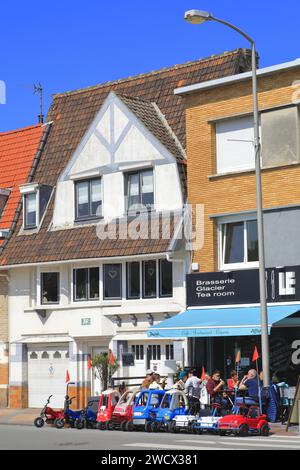 Frankreich, Nord, Umgebung von Dünkirchen, Bray-Dunes, Terrasse einer Brasserie mit Tretwagen für Kinder Stockfoto