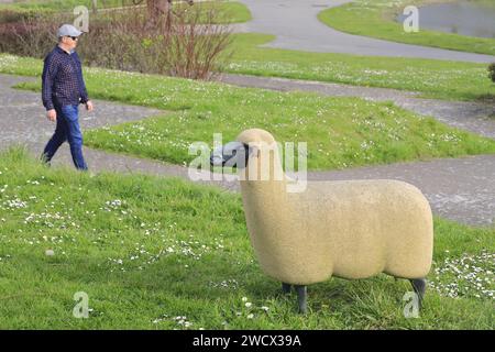 Frankreich, Nord, Dünkirchen, Skulpturengarten des LAAC (Lieu d’Art et Action Contemporaine), Skulptur eines Schafes von Claude und Francois-Xavier Lalanne Stockfoto