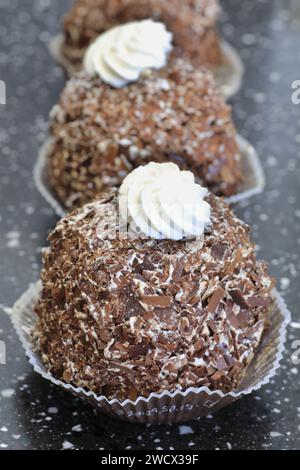 Frankreich, Nord, Dünkirchen, Place Jean Bart, Place Jean Bart, Maison Vaucamps, Merveilleux-Kuchen (Meringue mit Schlagsahne überzogen mit Schokoladenspänen) Stockfoto