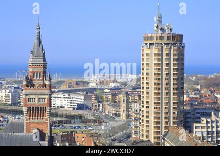 Frankreich, Nord, Dünkirchen, Blick vom Glockenturm von Saint-Eloi auf den Reuze-Turm (1974) und den Glockenturm des Rathauses (UNESCO-Weltkulturerbe) mit dem Meer des Nordens Stockfoto