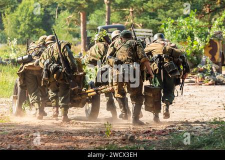 Hel, Pommern, Polen- 24. August 2023: Wiederaufbau der Schlacht aus dem Zweiten Weltkrieg. Die Crew einer deutschen Pak-36-Panzerabwehrkanone während der Fledermaus Stockfoto