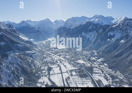 frankreich, Isere (38), l'Oisans, Le Bourg-d'Oisans im Winter, Ecrins-Nationalpark (aus der Vogelperspektive) Stockfoto