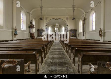 Frankreich, Meurthe et Moselle, Xirocourt, Kirche der Geburt der Jungfrau, Buntglasfenster, Kirchenschiff und Chor Stockfoto