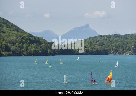 Frankreich, Isere, Region La Matheysine (oder Plateau Matheysin), Laffrey, Grand Lac de Laffrey, einer der vier Laffrey-Seen, Chartreuse-Massiv im Hintergrund (Luftaufnahme) Stockfoto