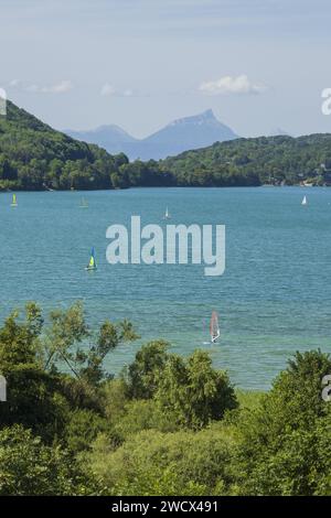 Frankreich, Isere, Region La Matheysine (oder Plateau Matheysin), Laffrey, Grand Lac de Laffrey, einer der vier Laffrey-Seen, Chartreuse-Massiv im Hintergrund (Luftaufnahme) Stockfoto