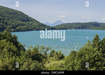 Frankreich, Isere, Region La Matheysine (oder Plateau Matheysin), Laffrey, Grand Lac de Laffrey, einer der vier Laffrey-Seen, Chartreuse-Massiv im Hintergrund (Luftaufnahme) Stockfoto