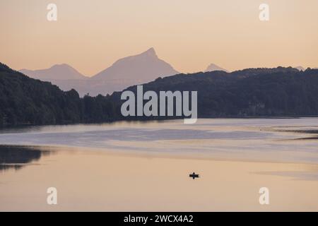 Frankreich, Isere, Region La Matheysine (oder Plateau Matheysin), Laffrey, Grand Lac de Laffrey, einer der vier Laffrey-Seen, Chartreuse-Massiv im Hintergrund (Luftaufnahme) Stockfoto