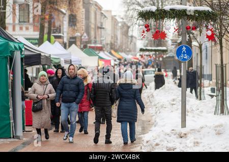 Weihnachtsmarkt in Daugavpils, Lettland, Europa mit Ständen, Weihnachtsdekorationen und Menschen, die spazieren gehen und einkaufen Stockfoto