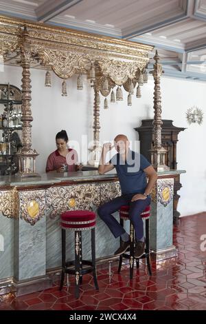 Portugal, Alentejo, Melides, Schuhdesigner Christian Louboutin sitzt wie ein sevillianischer Prozession Palanquin in seinem Boutique-Hotel Vermelho an der Bar Stockfoto