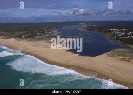 Portugal, Alentejo, Melides, Melides Lagune, Halt vor einem langen Sandstrand am Rande des Atlantischen Ozeans (aus der Vogelperspektive) Stockfoto