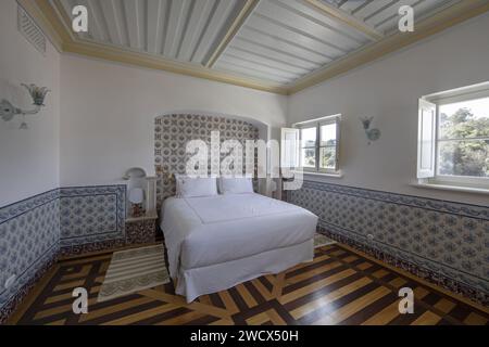 Portugal, Alentejo, Melides, Suite des Vermelho Hotels, Boutique-Hotel des Schuhdesigners Christian Louboutin, dekoriert mit Azulejos und eingelegten Holzböden Stockfoto