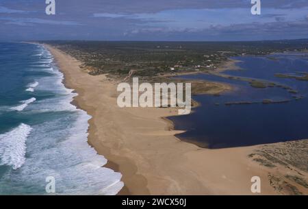 Portugal, Alentejo, Melides, Melides Lagune, Halt vor einem langen Sandstrand am Rande des Atlantischen Ozeans (aus der Vogelperspektive) Stockfoto