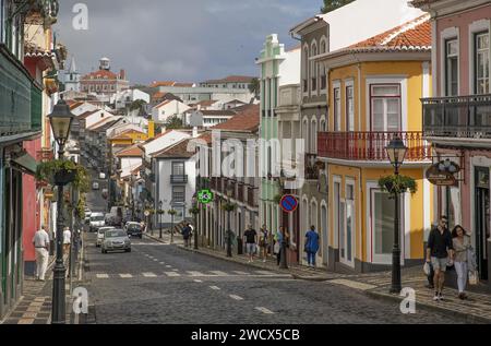 Portugal, Azoren-Inselgruppe, Insel Terceira, Angra do Heroismo, Rua da SE, Hauptstraße des historischen Zentrums mit seinen farbenfrohen Kolonialhäusern und seinen Gehwegen mit schwarz-weißen Pflastersteinen Stockfoto