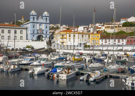 Portugal, Azoren-Archipel, Terceira-Insel, Angra do Heroismo, Hafen-Willkommensboote mit der Kirche der Barmherzigkeit in azurblauem und farbenfrohen Kolonialgebäuden Stockfoto