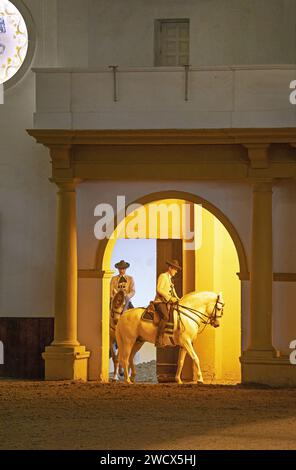 Spanien, Andalusien, Jerez de la Frontera, königliche andalusische Reitschule, Reiter in Goyesken Kostümen auf ihren weißen Pferden während einer Ausstellung von Doma vaquera, der Kunst der andalusischen Dressur Stockfoto