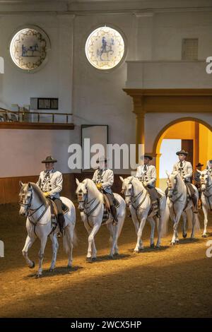 Spanien, Andalusien, Jerez de la Frontera, königliche andalusische Schule für Reitkunst, Reiter in Goyesque-Kostümen, die auf ihren weißen Pferden während einer Ausstellung von Doma vaquera, der Kunst der andalusischen Dressur, paraden Stockfoto