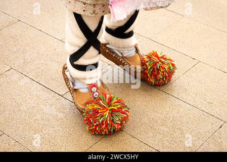 Unverwechselbare Kukeri-Schuhe mit traditioneller Volksstickerei beim Surva International Maskerade and Mummers Festival in Pernik, Bulgarien, Stockfoto