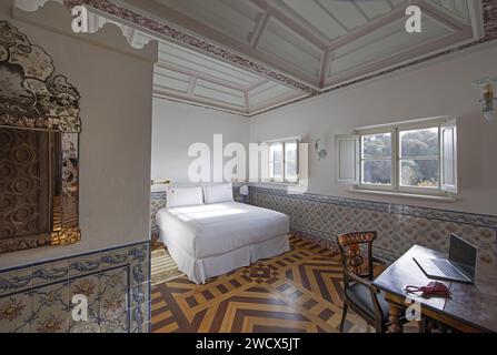 Portugal, Alentejo, Melides, Suite des Vermelho Hotels, Boutique-Hotel des Schuhdesigners Christian Louboutin, dekoriert mit Azulejos und eingelegten Holzböden Stockfoto