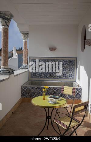 Portugal, Alentejo, Melides, Balkon einer Suite des Vermelho Hotels, Boutique-Hotel des Schuhdesigners Christian Louboutin, dekoriert mit Marmorsäulen und einer Azulejo-Badewanne Stockfoto