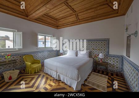 Portugal, Alentejo, Melides, Suite des Vermelho Hotels, Boutique-Hotel des Schuhdesigners Christian Louboutin, dekoriert mit Azulejos und eingelegten Holzböden Stockfoto