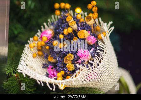 Blumenstrauß aus verschiedenen Blumen für Grüße mit einer Komposition aus Lavendel, Mohn und rosa, lila oder Fuchsia Stockfoto