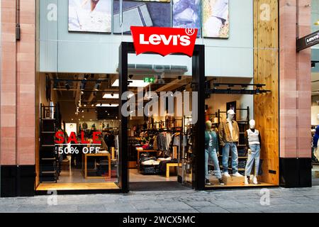 Levis Ladenfront in Princesshay Exeter UK, im Januar mit Prägung „bis zu 50 % Rabatt“ auf die Frontscheibe Stockfoto