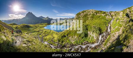 Frankreich, Pyrenäen Atlantiques, Béarn, Ossau-Tal, Pyrenäen-Nationalpark, Panoramablick vom Wasserfall, der zur Roumassot-Hütte und ihrer Schafherde und Ziegen auf der Sommerweide am Rande des Bersau-Sees führt Stockfoto