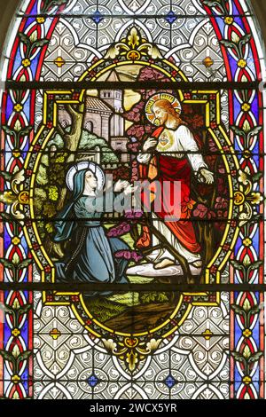 Frankreich, Meurthe et Moselle, Bouxieres aux Chenes, Weiler Ecuelle, Kapelle Saint Etienne, erbaut im 15. Jahrhundert, zerstört während des Ersten Weltkriegs, mit Ausnahme des Chors, 1924 umgebaut, Buntglasfenster aus dem Jahr 1924 von dem Glasmeister Nancy Georges Janin, das die Erscheinung des Heiligen Herzens Jesu an die Heilige Margarete marie alacoque im Jahr 1675 in Paray le Monial darstellt Stockfoto