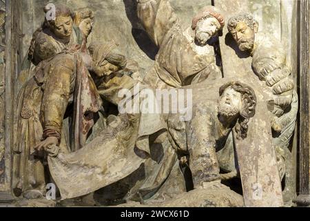 Frankreich, Maas, Vigneulles les Hattonchatel, Stiftskirche Saint Maur, erbaut zwischen dem 15. Und 16. Jahrhundert im gotischen Stil, eines der frühen Werke des Bildhauers Ligier Richer, Detail des Altaraufsatzes im Renaissancestil, der 1523 aus polychromen Steinen aus der Maas-Region gefertigt wurde und eine der Szenen der Passion Christi, die Kreuzführung, darstellt Stockfoto