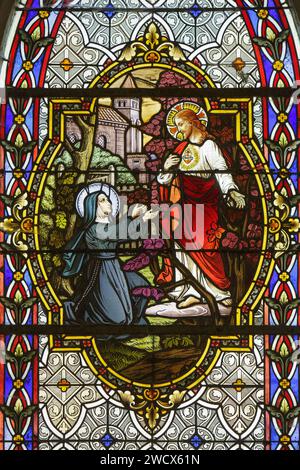 Frankreich, Meurthe et Moselle, Bouxieres aux Chenes, Weiler Ecuelle, Kapelle Saint Etienne, erbaut im 15. Jahrhundert, zerstört während des Ersten Weltkriegs, mit Ausnahme des Chors, 1924 umgebaut, Buntglasfenster aus dem Jahr 1924 von dem Glasmeister Nancy Georges Janin, das die Erscheinung des Heiligen Herzens Jesu an die Heilige Margarete marie alacoque im Jahr 1675 in Paray le Monial darstellt Stockfoto