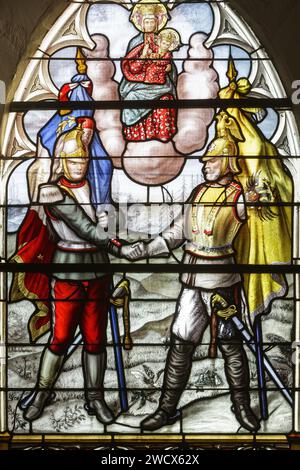 Frankreich, Meurthe et Moselle, Saintois-Gebiet, Forcelles Saint Gorgon, Kirche der Konversion des Heiligen Paulus, die ältesten Teile wurden im 12. Jahrhundert im romanischen Stil gebaut, das Kirchenschiff im 16. Jahrhundert im gotischen Stil umgebaut, Buntglasfenster aus dem Jahre 1895 von dem Glasmeister Nancy Emile Richard, das die Allianz zwischen Frankreich und Russland im Jahre 1893 darstellt, symbolisiert durch einen Handschlag zwischen zwei Offizieren, die eine Flagge halten. auf der Spitze der Jungfrau, die das Kind von Tschenstochau hält, eine polnische Stadt, die zu dieser Zeit dem Reich Russlands annektiert war Stockfoto