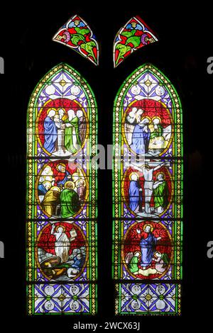 Frankreich, Meurthe et Moselle, Saintois, Vitrey, eglise de la Nativite de la Vierge (Kirche der Geburt der Jungfrau), Buntglasfenster, das Szenen aus dem Leben Jesu darstellt, von unten nach oben und von links nach rechts die Auferstehung Jesu Christi am Ausgang seines Grabes zu seinen Füßen sind drei römische Soldaten überwältigt von dieser wundersamen Erscheinung, dem Letzten Abendmahl, der Darstellung des jesuskindes im Tempel, dem Aufstieg jesu Christi, der Kreuzigung, die Geburt Jesu Stockfoto