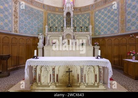 Frankreich, Meurthe et Moselle, Abaucourt sur Seille, Kirche der Geburt der Jungfrau Maria, die zwischen 1920 und 1925 nach ihrer Zerstörung während des Ersten Weltkriegs wieder aufgebaut wurde, der Altar im Chor Stockfoto