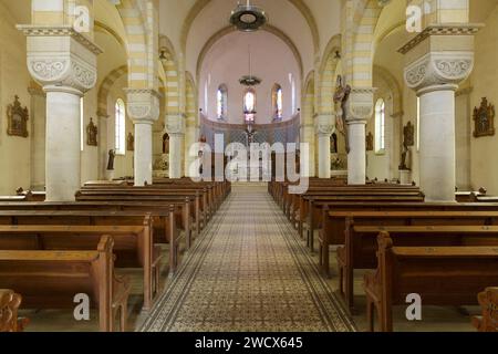 Frankreich, Meurthe et Moselle, Abaucourt sur Seille, Kirche der Geburt der Jungfrau Maria, die zwischen 1920 und 1925 nach ihrer Zerstörung während des Ersten Weltkriegs wieder aufgebaut wurde, das Kirchenschiff und der Chor Stockfoto