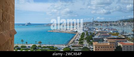 Panoramablick von der Terrasse der mittelalterlichen Kathedrale Santa Maria von Palma, dem Hafen der Stadt Palma de Mallorca, Illes Balears, Spanien. Stockfoto