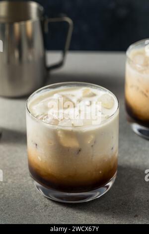 Erfrischender Boozy Vodka Weißer russischer Cocktail mit Kaffee Stockfoto