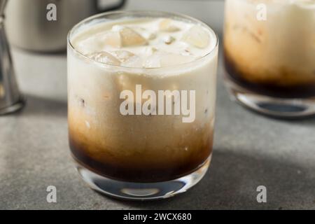 Erfrischender Boozy Vodka Weißer russischer Cocktail mit Kaffee Stockfoto