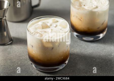 Erfrischender Boozy Vodka Weißer russischer Cocktail mit Kaffee Stockfoto