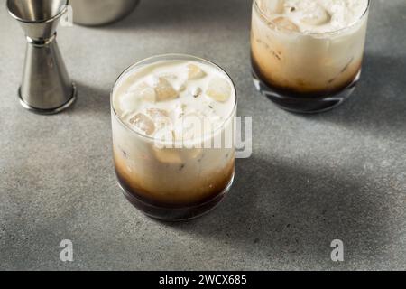 Erfrischender Boozy Vodka Weißer russischer Cocktail mit Kaffee Stockfoto