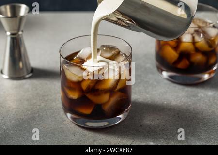 Erfrischender Boozy Vodka Weißer russischer Cocktail mit Kaffee Stockfoto